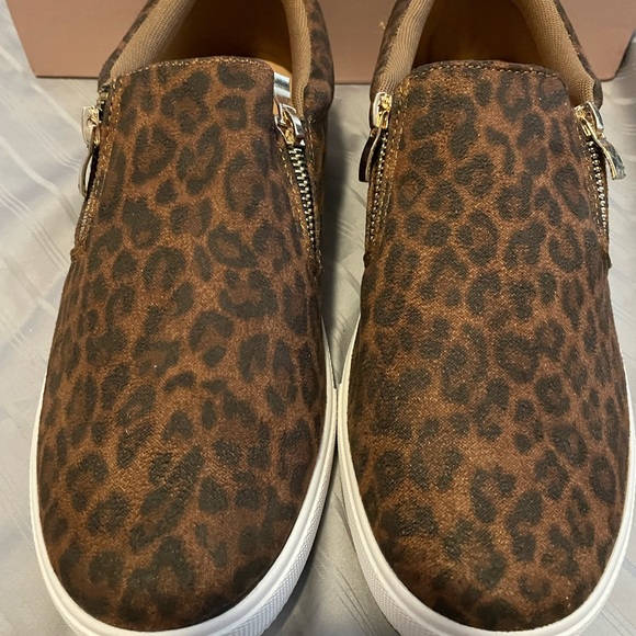 New in box JustFab Leopard Platform Slip-on Sneakers, sz 9 - Picture 4 of 5